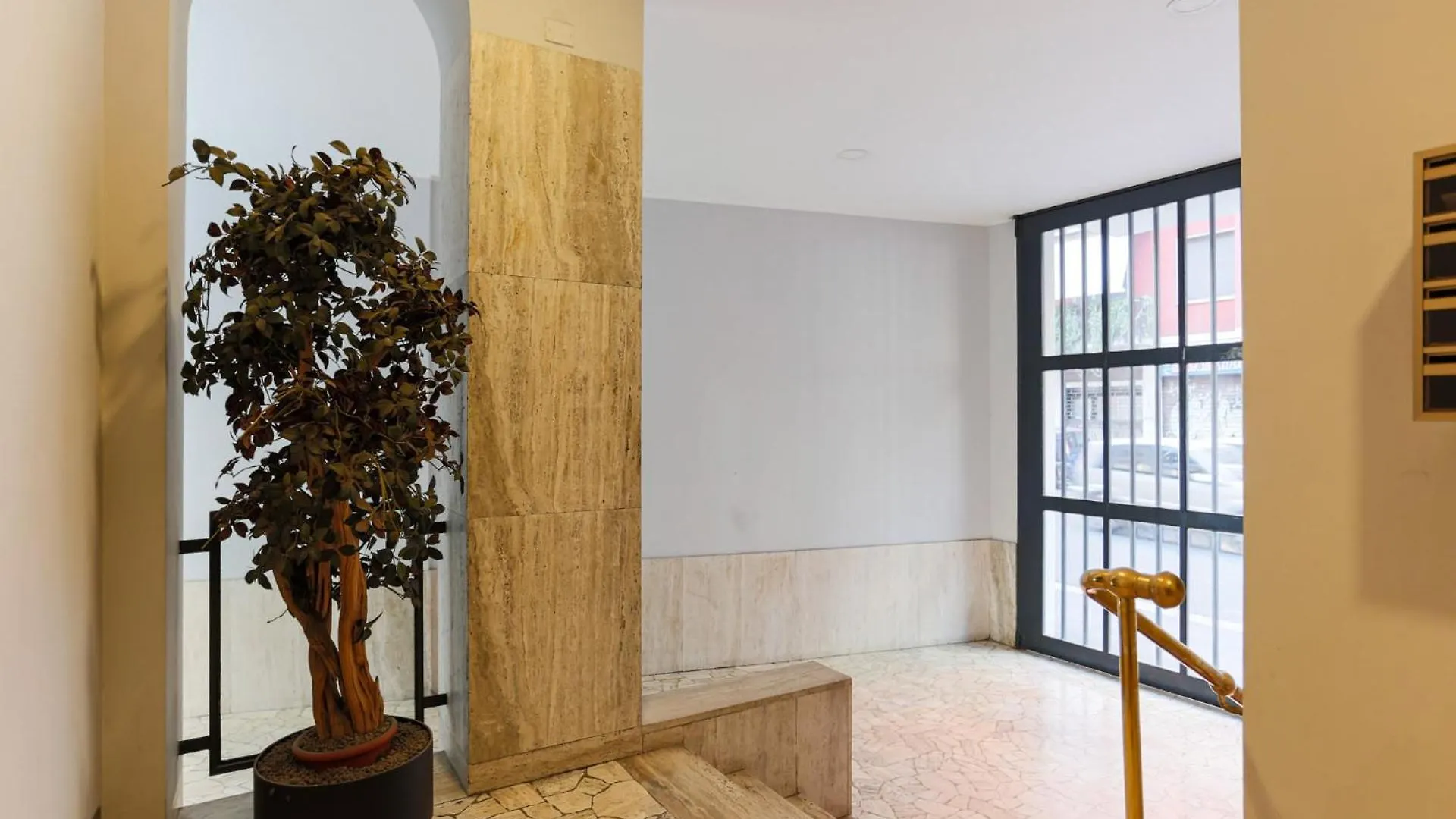 The Best Rent - Spacious And Renovated Multi-Room Apartment In The Missori Area Milán