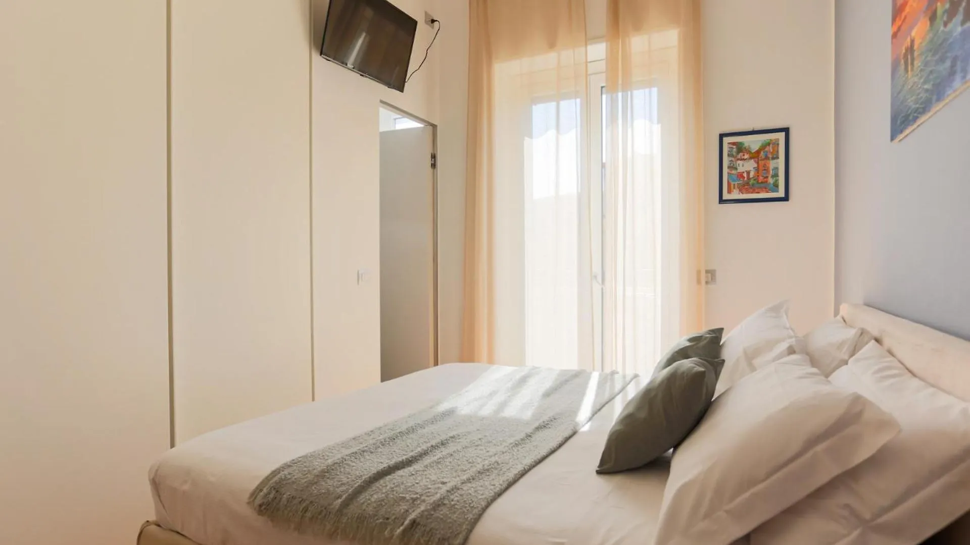 The Best Rent - Spacious And Renovated Multi-Room Apartment In The Missori Area Milán 0*,  Italia