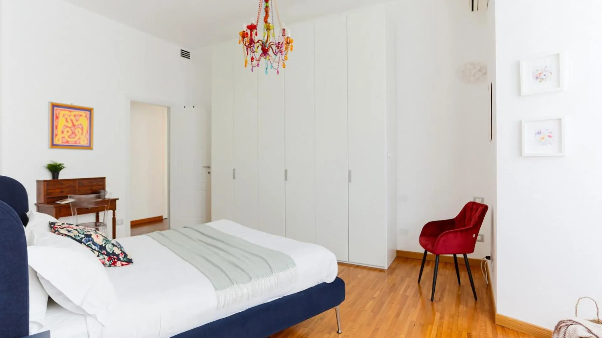 The Best Rent - Spacious And Renovated Multi-Room Apartment In The Missori Area Milano Italia